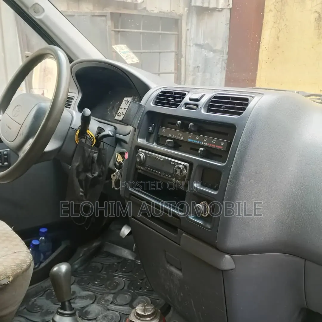 Toyota HiAce 2002 Blue