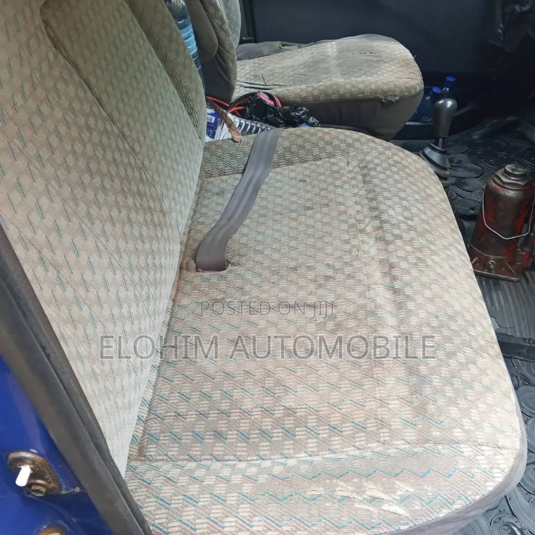 Toyota HiAce 2002 Blue