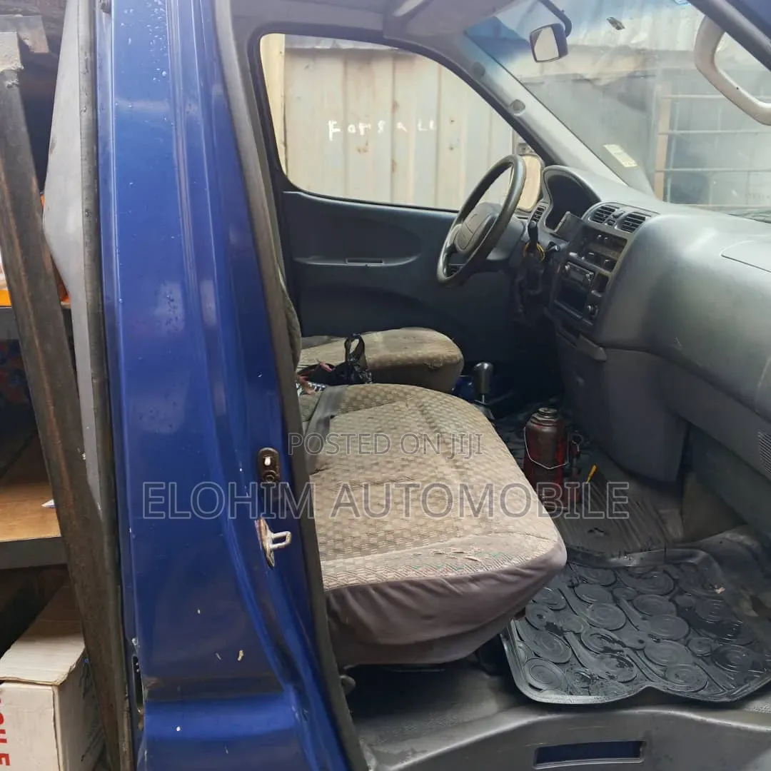 Toyota HiAce 2002 Blue