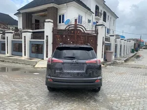 Toyota RAV4 LE 4dr SUV AWD (2.5L 4cyl 6A) 2018 Gray