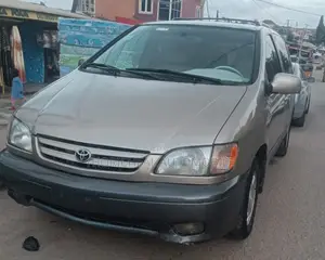 Toyota Sienna LE 2002 Gold