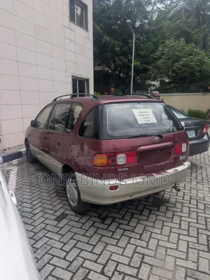 Toyota Picnic 2.0 FWD 2003 Red