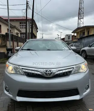 Toyota Camry XLE V6 4dr Sedan (3.5L 6cyl 6A) 2013 Silver