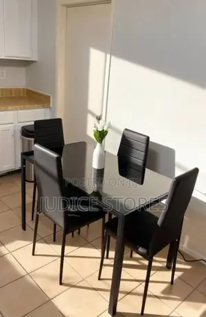 A Set of Dinning Table With 6 Chair