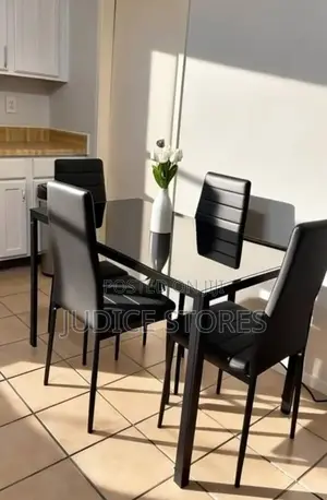 A Set of Dinning Table With 6 Chair