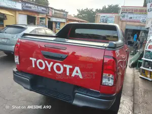 Retractable Manual Rolling Booth Cover for Toyota Hilux 2021 Model