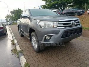 Toyota Hilux SR 2017 Gray