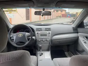Toyota Camry LE 4dr Sedan (2.5L 4cyl 6AM) 2010 Silver