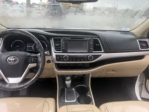 Toyota Highlander XLE 4dr SUV AWD (3.5L 6cyl 6A) 2015 White