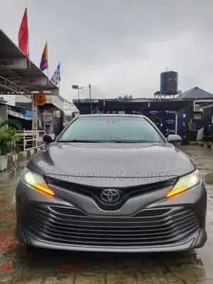 Toyota Corolla XLE (1.8L 4cyl 2A) 2018 Gray