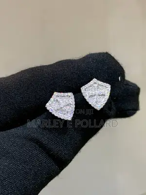 Shield Cross Vvs1 Moissanite Cased Earring