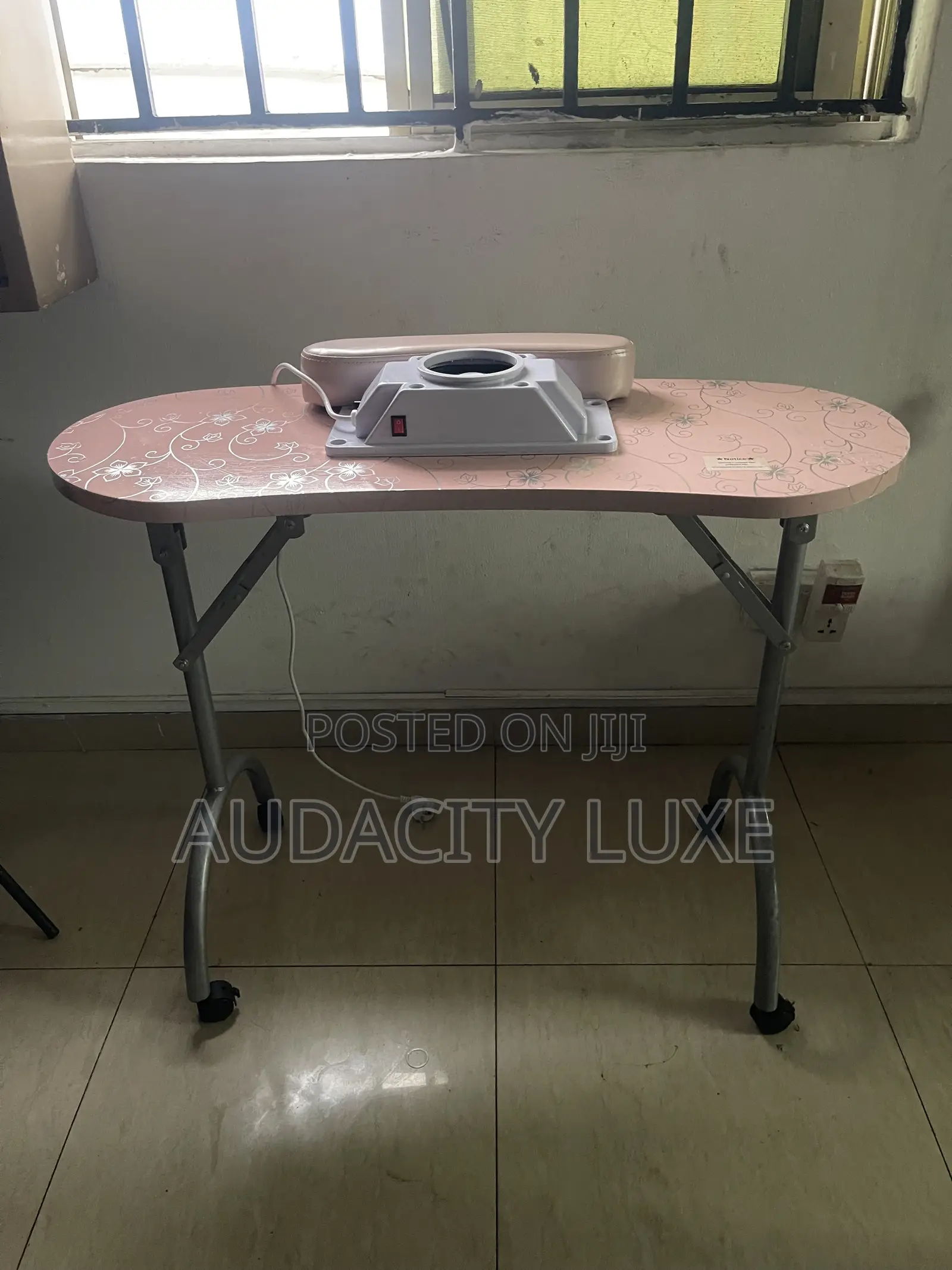 Manicure Table