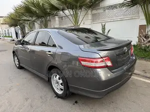 Toyota Camry XLE 4dr Sedan (2.5L 4cyl 6A) 2011 Gray