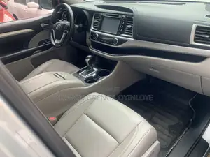 Toyota Highlander XLE 4x4 V6 (3.5L 6cyl 8A) 2018 Silver