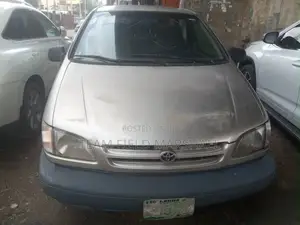 Toyota Sienna CE & 1 hatch 2000 Gold