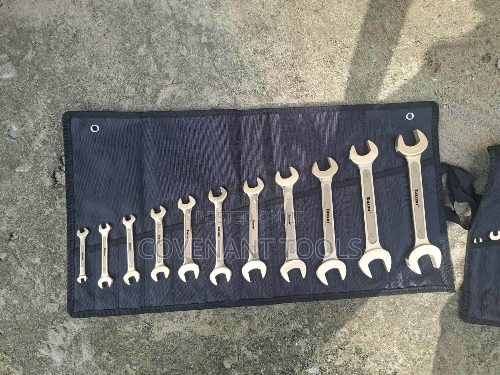 Flat Spanner Set Non-Spark