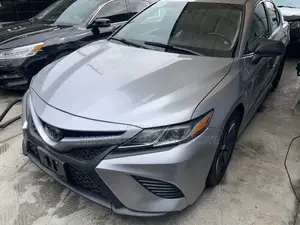Toyota Camry SE FWD (2.5L 4cyl 8AM) 2018 Silver