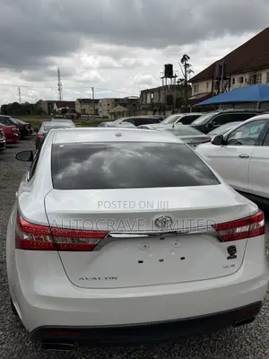 Toyota Avalon XLE Touring Sedan FWD (3.5L 6cyl 6A) 2013 White