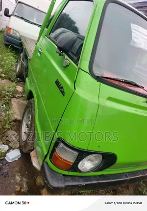 Toyota HiAce 2000 Green