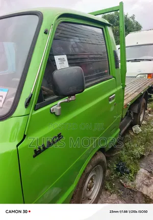 Toyota HiAce 2000 Green