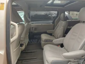 Toyota Sienna 2013 Gold