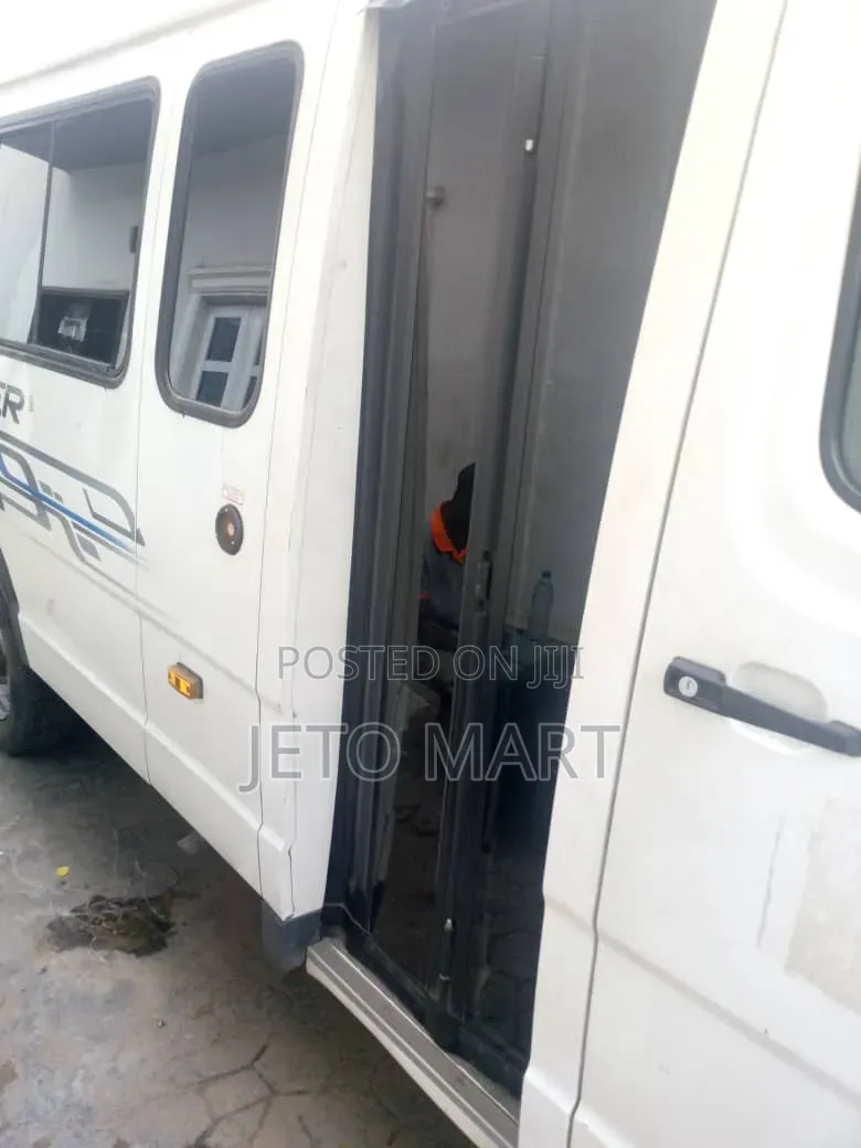 Bus 2023 White