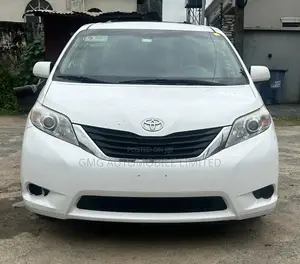 Toyota Sienna LE AWD 7-Passenger 2013 White