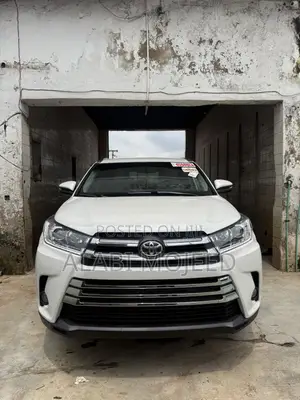 Toyota Highlander XLE 4x2 V6 (3.5L 6cyl 8A) 2017 White