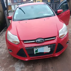 Ford Focus SE 4dr Hatchback (2.0L 4cyl 5M) 2014 Red