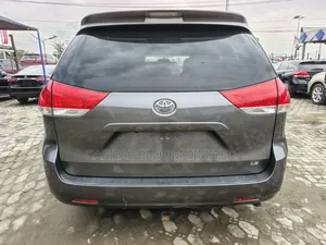 Toyota Sienna L 7-Passenger 4dr Minivan (3.5L 6cyl 6A) 2014 Gray