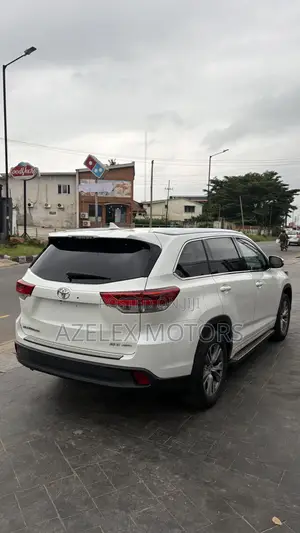 Toyota Highlander XLE 4dr SUV (3.5L 6cyl 6A) 2015 White