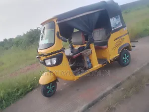 Bus 2024 Yellow