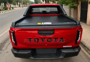 Retractable Tonneau Roller Cover and TRD Spoiler Hilux 2026