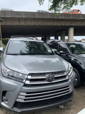 Toyota Highlander XLE 4x4 V6 (3.5L 6cyl 8A) 2018 Silver