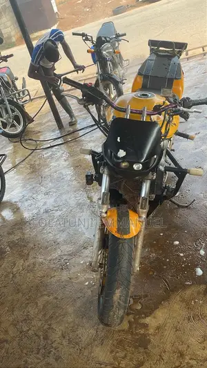 Suzuki SFV650 2002 Yellow