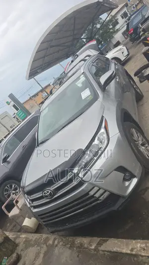 Toyota Highlander XLE 4dr SUV AWD (3.5L 6cyl 6A) 2015 Gray