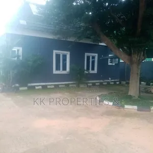 4bdrm Bungalow in Oshimili South for rent