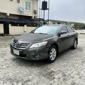 Toyota Camry XLE 4dr Sedan (2.5L 4cyl 6AM) 2010 Gray