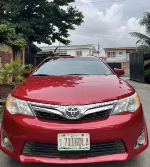 Toyota Camry XLE 4dr Sedan (2.5L 4cyl 6A) 2013 Red