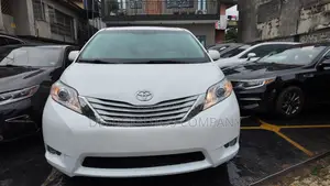 Toyota Sienna XLE AWD 7-Passenger 2013 White