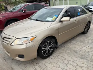 Toyota Camry LE 4dr Sedan (2.5L 4cyl 6AM) 2010 Gold