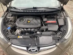 Hyundai Elantra SE Sedan FWD (1.8L 4cyl 6A) 2016 Gold