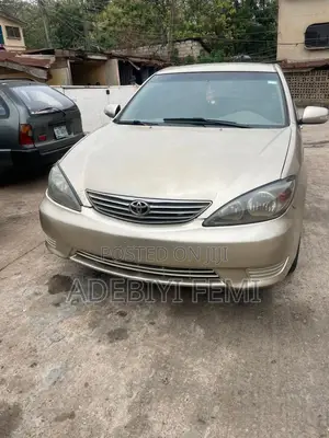 Toyota Camry LE 4dr Sedan (2.4L 4cyl 5M) 2004 Gold