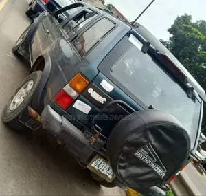 Nissan Pathfinder 1994 Green