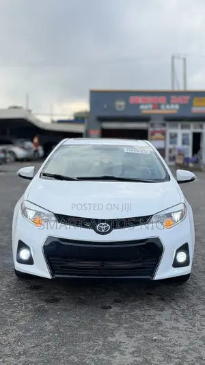 Toyota Corolla S Premium 4dr Sedan (1.8L 4cyl CVT) 2015 White