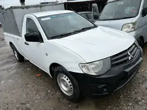 Mitsubishi L200 Club Cab 2.0 4WD 2002 White