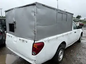 Mitsubishi L200 Club Cab 2.0 4WD 2002 White