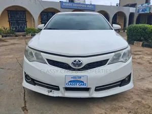 Toyota Camry SE 4dr Sedan (2.5L 4cyl 6A) 2013 White