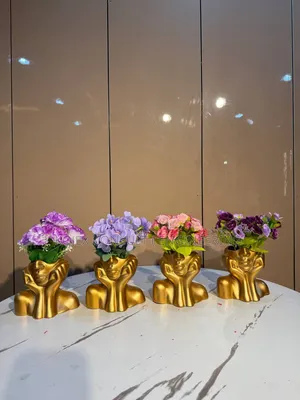 Mini Sculpture You Can Pair With Flower of Choic