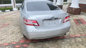 Toyota Camry XLE V6 4dr Sedan (3.5L 6cyl 6A) 2011 Silver